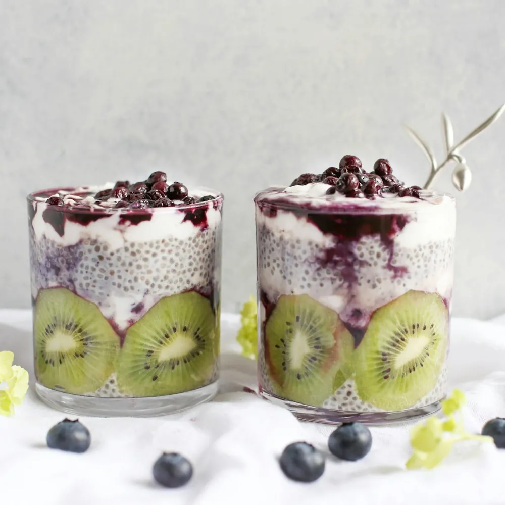 Frühstücks-Bowls mit Joghurt, Chia, Beeren und Kiwi