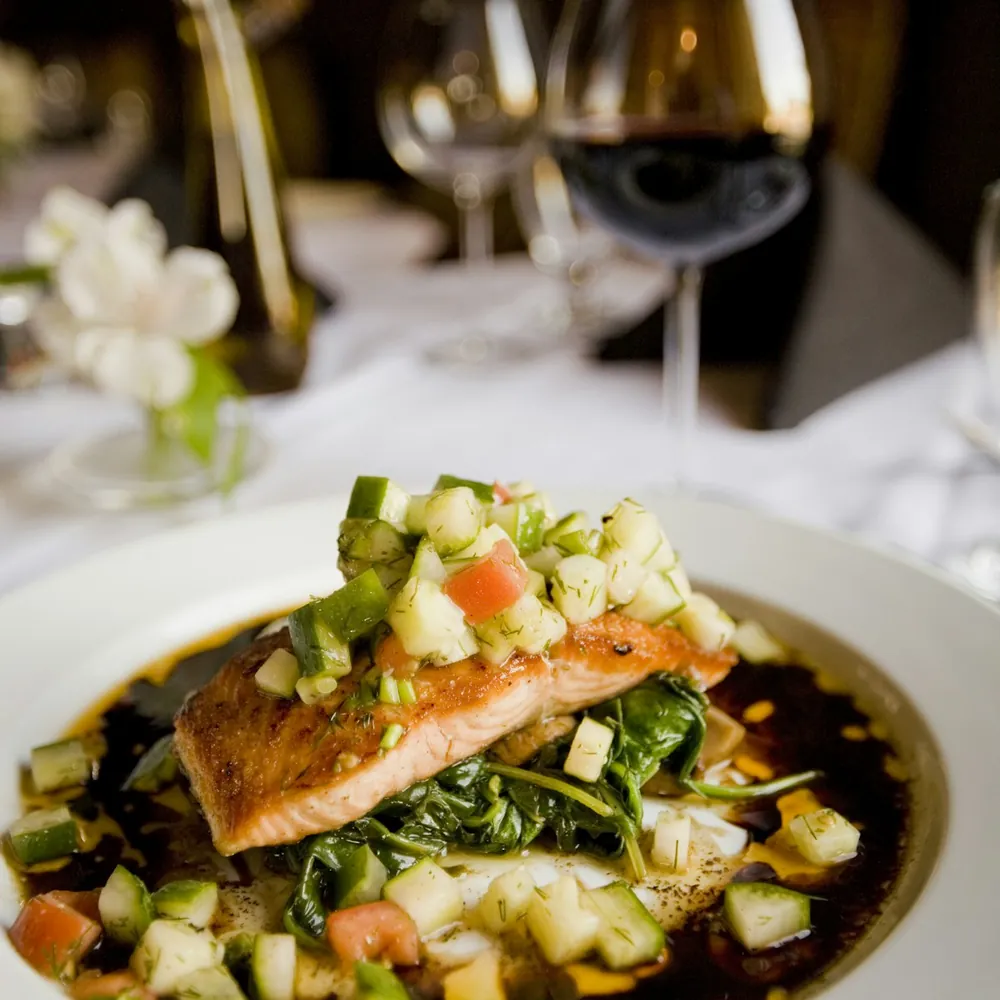 Gegrillter Lachs auf Ofengemüse mit Kräutern