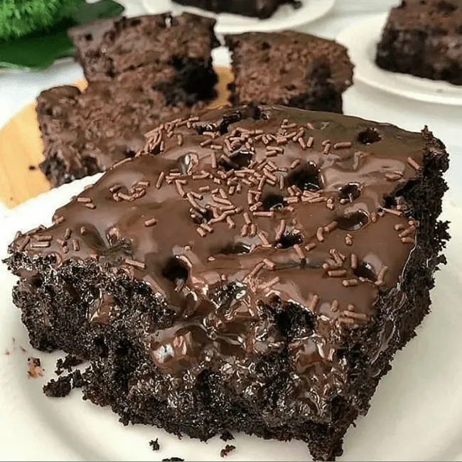Schokoladen-Brownie ohne Zucker mit dunkler Glasur