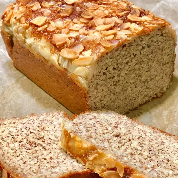 Goldenes Mandel-Brot — glutenfreies Brot aus Mandelmehl
