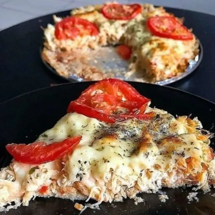 Blumenkohl-Pizza Margherita mit Tomate und Käse — knuspriger Boden ohne Mehl