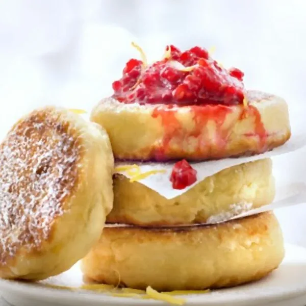 Fluffige Quark-Pancakes — zuckerfreie Pfannkuchen mit Beeren